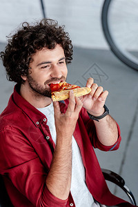 年轻人吃披萨的高角度视角图片