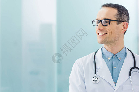 身穿白大衣有听诊器的医生在医图片