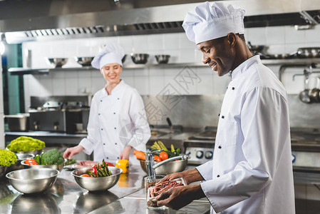 微笑的非洲裔美国厨师在餐厅厨房图片