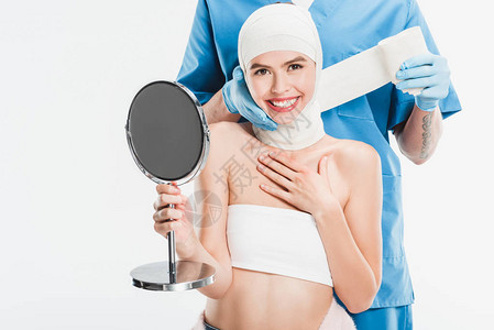 外科医生用手套在整容手术后用绷带洗脸图片