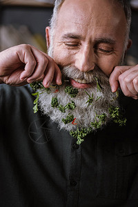 面带绿色的笑老人肖像胡子调整图片