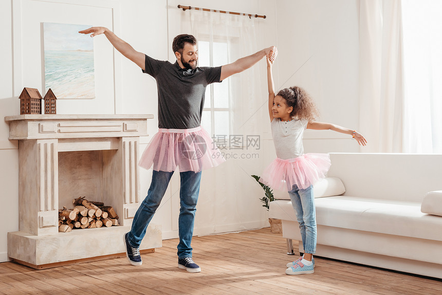 父亲和女儿穿粉红色的Ttutu图片