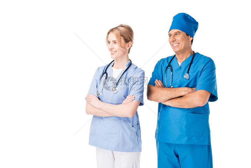 男医生和护士带着听诊器微笑手臂围在图片