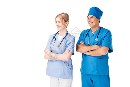男医生和护士带着听诊器微笑手臂围在图片