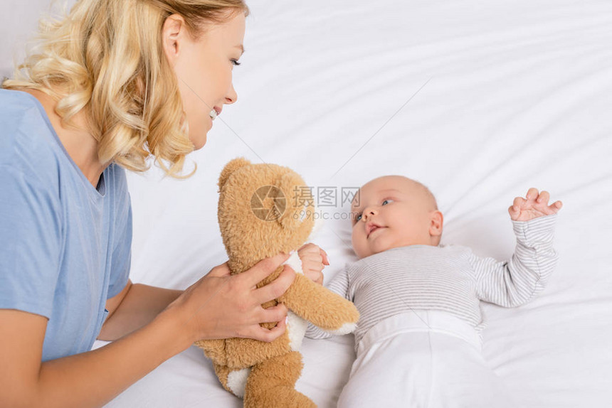 一边笑着妈看泰迪熊在床图片