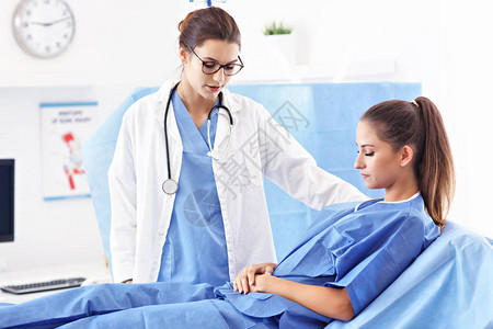 成年妇女在医院与医生交谈的照片图片