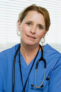 一位金发女医生的肖像背景图片
