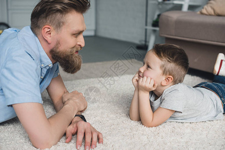 长胡子的父亲和微笑的儿子的一面在家里图片