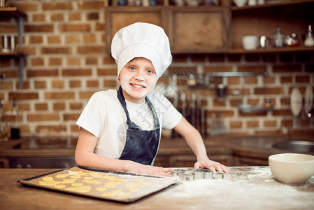 厨师帽小男孩的肖像在厨图片