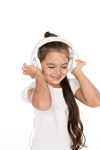 微笑的小女孩用耳机监听音乐图片