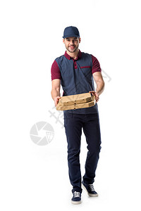 微笑的送货员带着纸板披萨盒与白色隔离图片