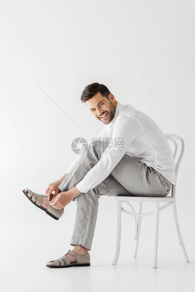 穿着单衣服的男子坐在椅子上笑着微笑图片