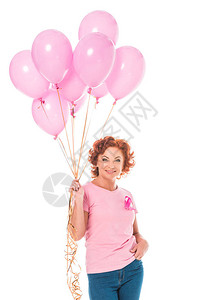 快乐的成熟女人拿着一堆粉红气球微笑着对镜头的笑孤立在白色图片
