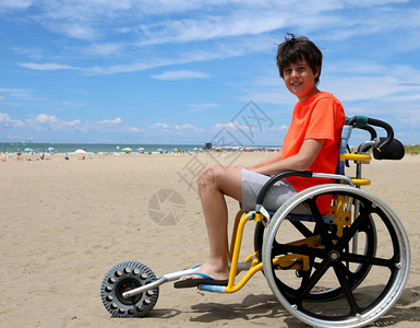 夏季在海边滩轮椅上坐在轮椅图片