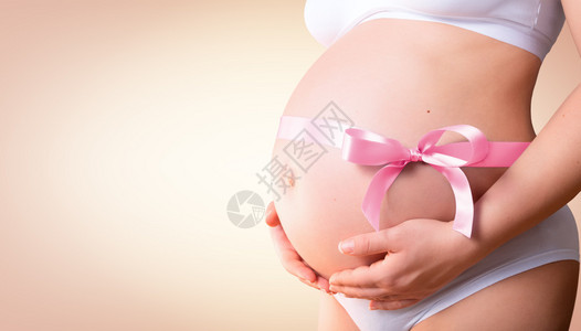 怀孕的腹部有粉图片