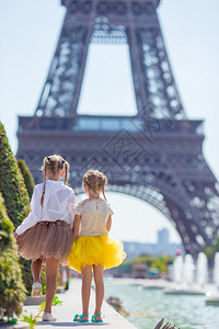 巴黎背景中的可爱小女孩法国艾菲尔图片
