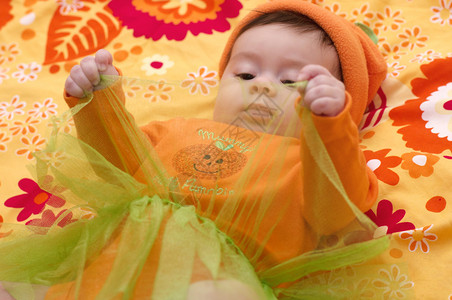 穿着橙色衣服的可爱小女孩图片