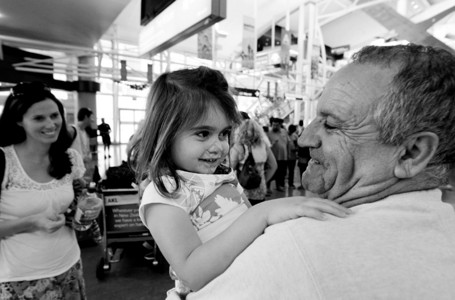 Grandchild在这里长途相遇祖父在机场图片