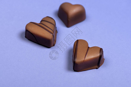 用蓝色隔开的甜巧克力心形糖果图片
