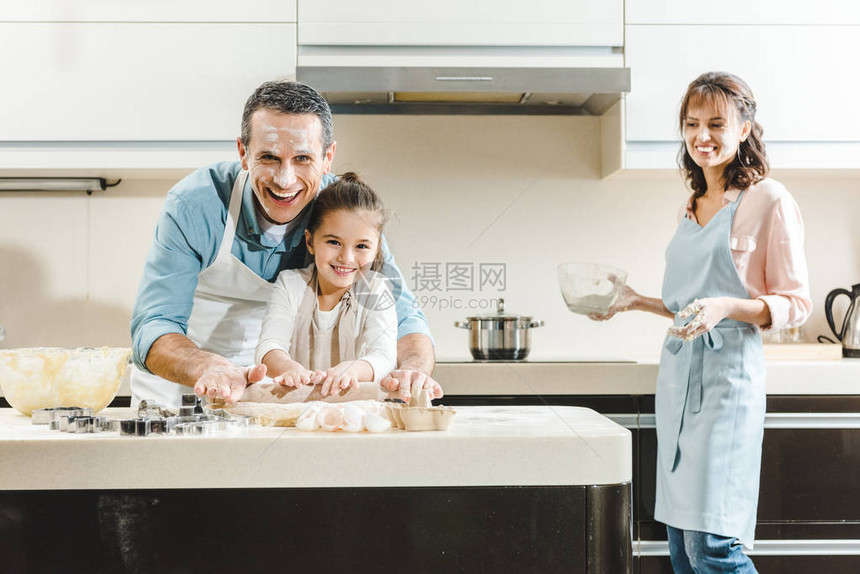 在厨房做面粉和面粉时看到康公会家庭幸图片