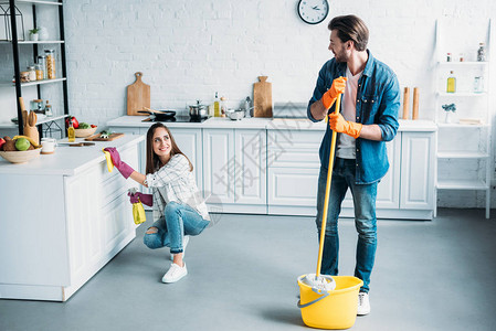 一对幸福的情侣一起打扫厨房图片