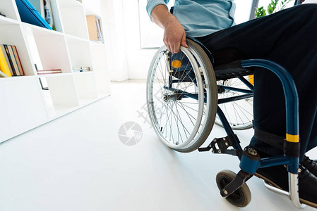 坐在办公室轮椅上的肢体残疾商人背景图片