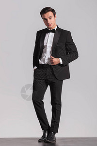 一个穿着晚礼服的优雅年轻男子和灰色底领图片