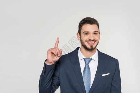 微笑着的年轻商人用手指举起手来图片