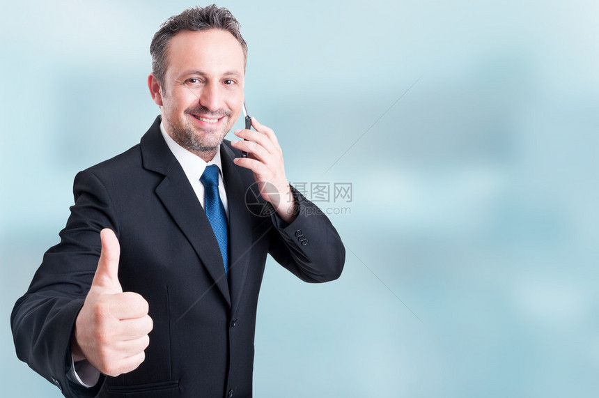 可信赖的英俊经理在电话上讲话图片
