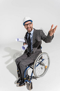 坐在轮椅上的快乐的残疾人建筑师其蓝图片