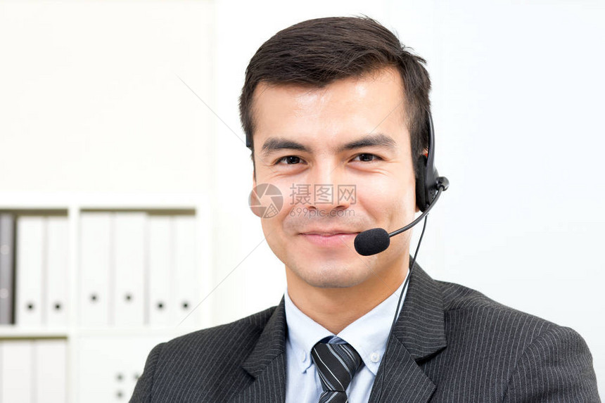 身戴麦克风头耳机电话销售操作员呼叫中心和客户服务概念的图片