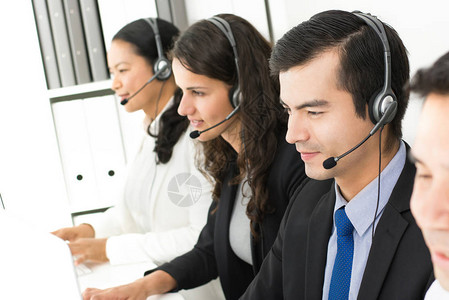 作为电话推销员或客户支持团队在呼叫中心工图片