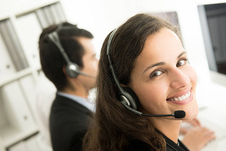 在呼叫中心作为接线员电话推销商或客户服务人员工图片