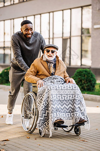 坐在轮椅上快乐的老年残疾人图片