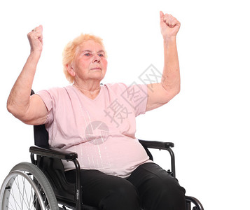 年长的瘫痪妇女坐在轮椅上坐图片