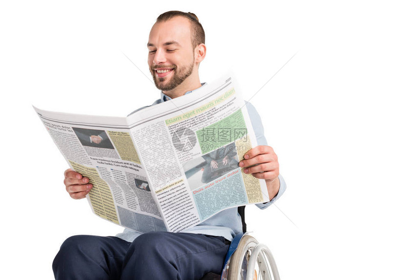 坐在轮椅上的快乐的残疾人阅读报纸图片