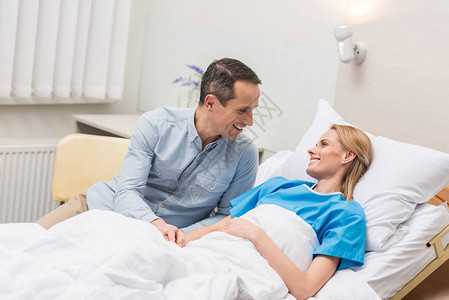 丈夫在医院里坐在妻子床上笑图片