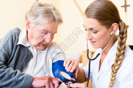 护士测量养老院年女患者血压的护士数图片