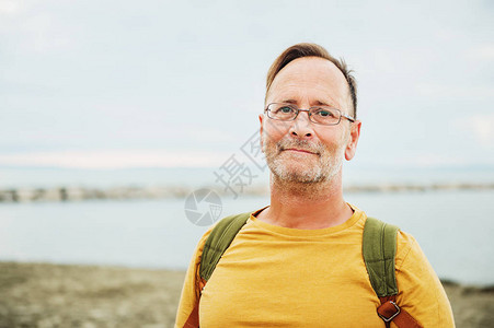海边暑假的帅哥穿着黄色的Safran图片