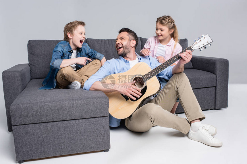 快乐的家庭在弹吉他和唱歌图片