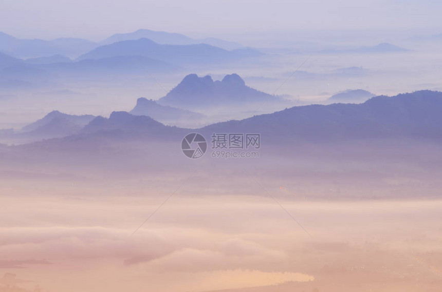 海雾和日出背景早晨光自然照亮现象图片