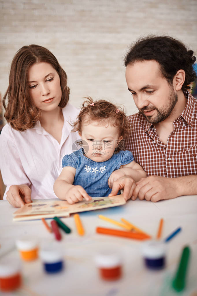 家庭与可爱的小女儿共度时光阅读故事图片