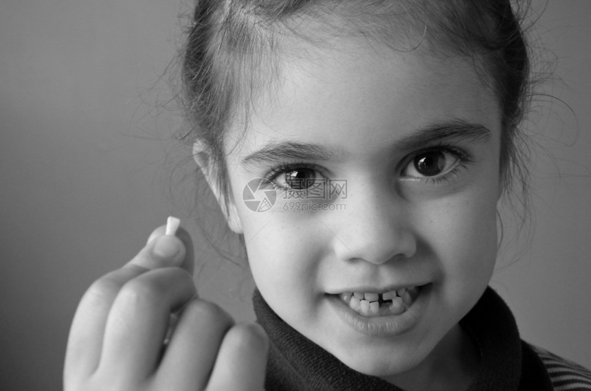 引以为傲的年轻女孩6岁拥有第一颗掉下来的奶牙图片