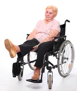 坐在轮椅上的老年瘫痪妇女腿部疾病图片