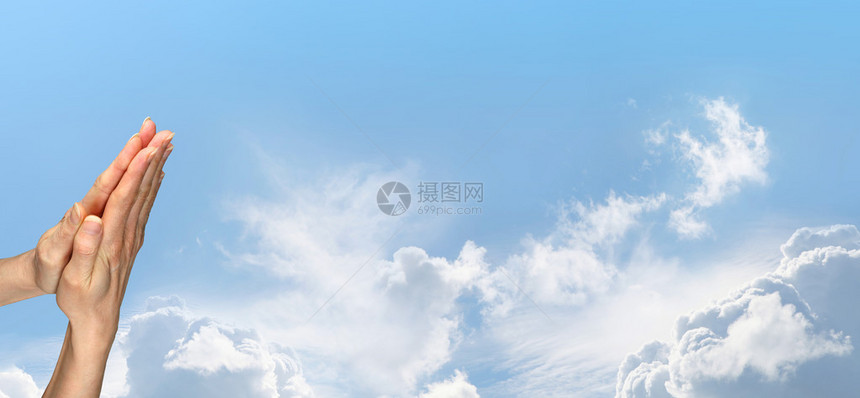 女亲手在美丽而宽阔的蓝天空背景上图片