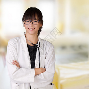 年轻的亚洲医生在医院里笑图片