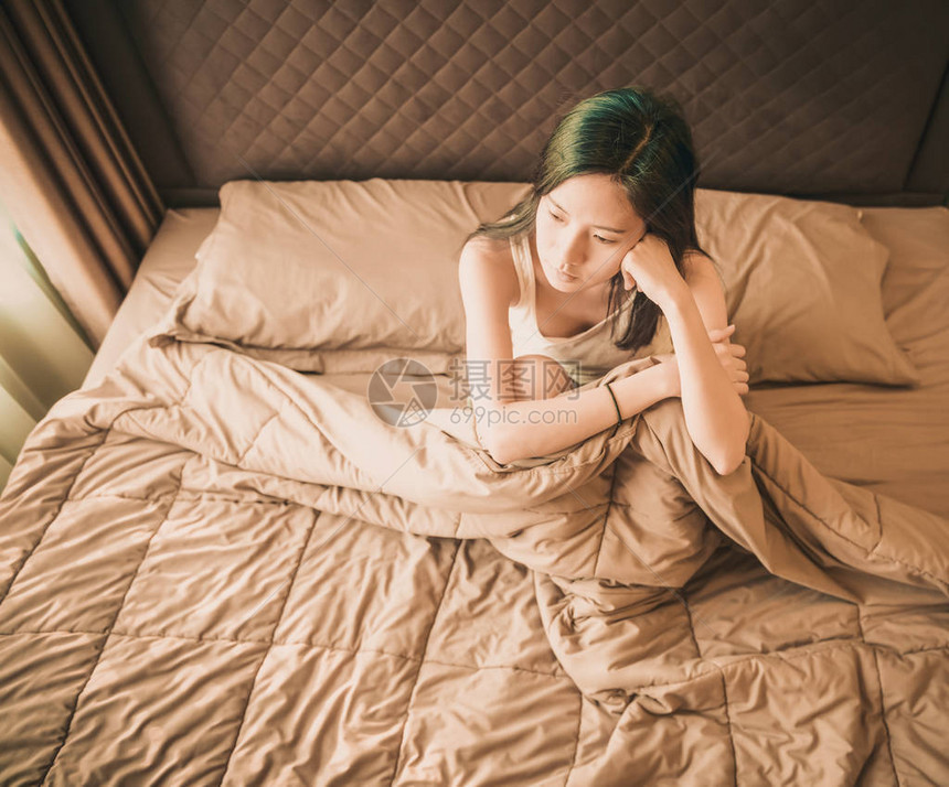亚洲妇女在床上患有抑郁图片