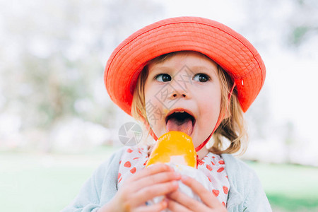 可爱快乐的小女孩在吃水果图片
