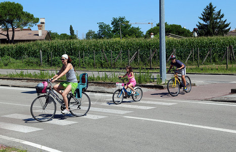 双亲和母亲及两个孩子骑自行车在交图片
