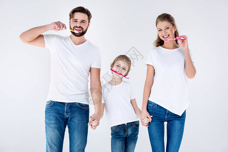 幸福的家庭穿着白色T恤衫图片